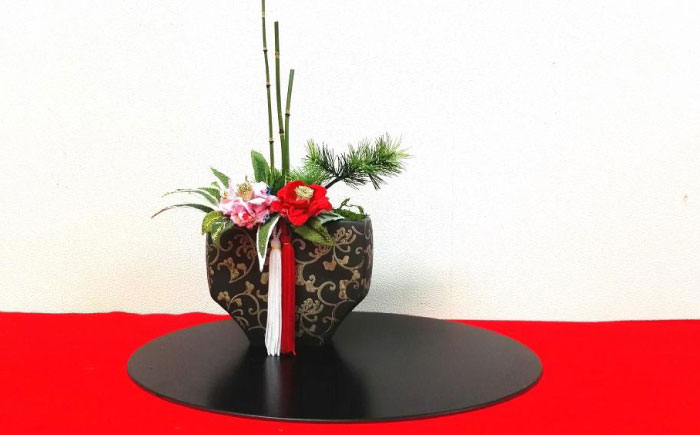 【縦長迎春花飾り】姫椿　トレー・赤クロス付き　らんまん 花 雑貨 造花 インテリア お祝い ギフト 贈答 人気 送料無料 高知市 【花工房美呂】 [ATCO022]