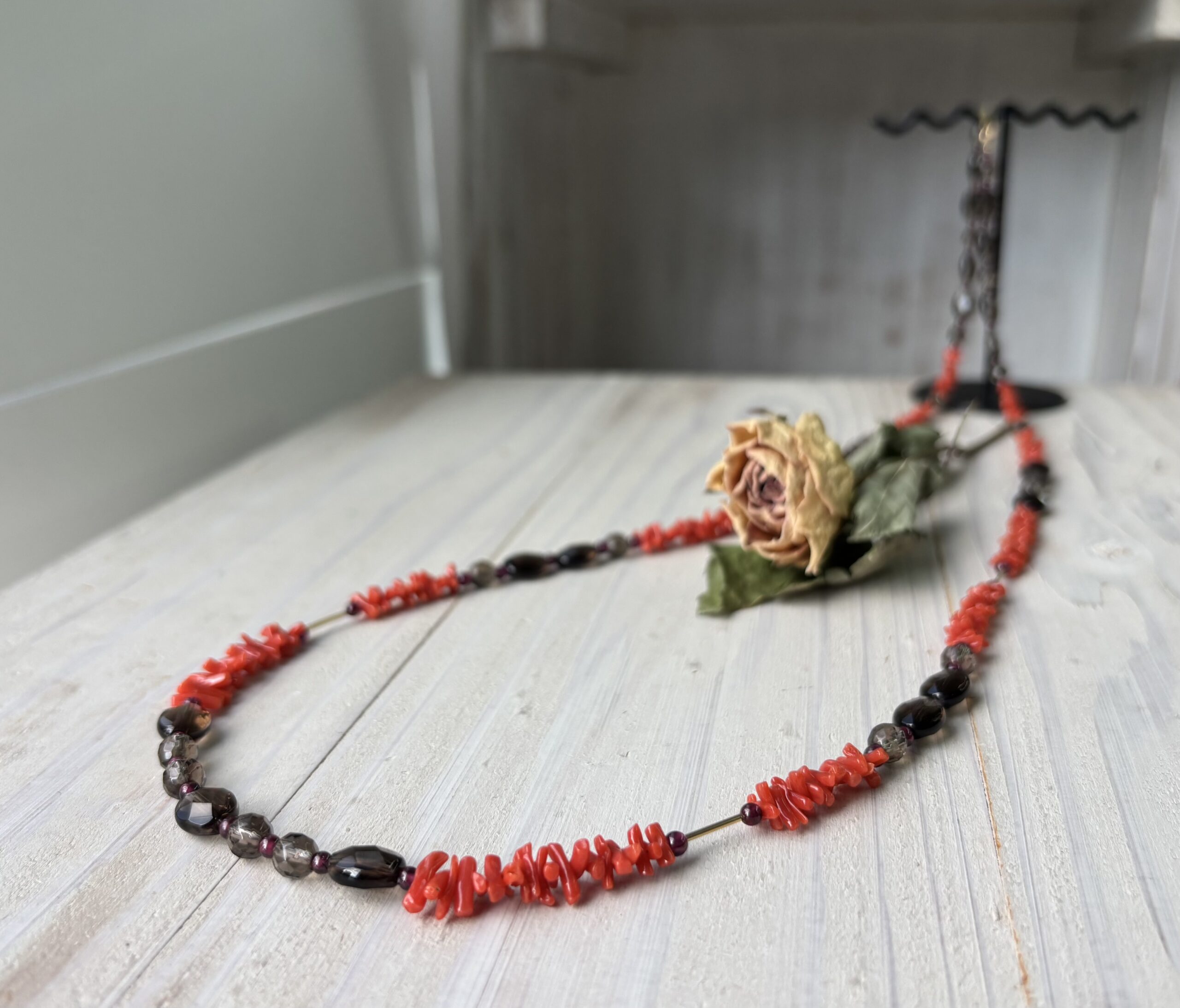 K18製 宝石珊瑚オリジナルデザインネックレス セミロング ガーネット スモーキークォーツ 【有限会社米沢サンゴ店】 [ATCX034]