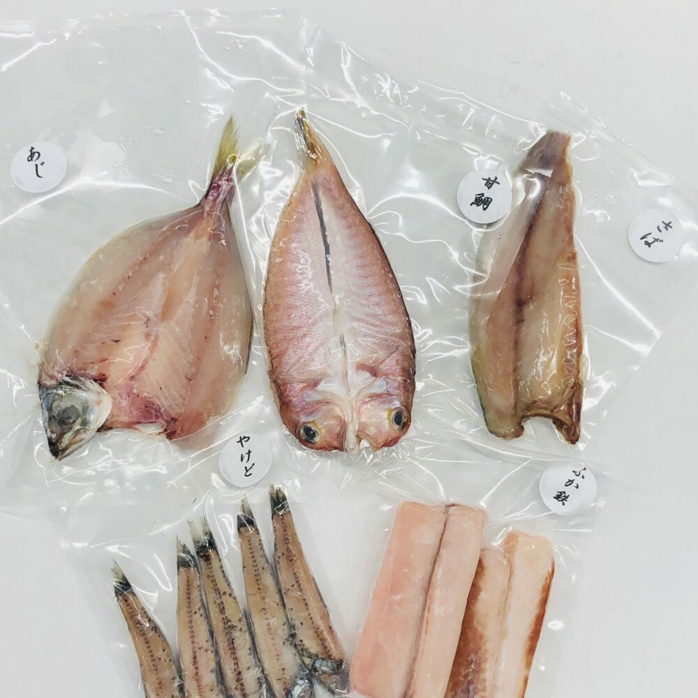 おまかせ干物5袋（甘鯛×1袋 他4袋おまかせ） / 干物 魚 鯛 甘鯛 鮎 アユ シイラ サメ カマス 鯵 アジ 鯖 サバ やけど ハダカイワシ おまかせ セット 冷凍 【株式会社サンマリン】 [ATHA007]