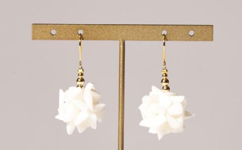 白サンゴのデザインピアス［K18アメリカンピアス］