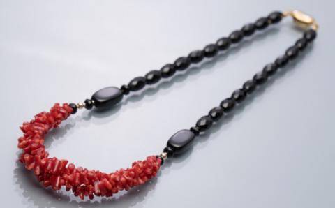 赤サンゴ・オニキスのデザインネックレス【天然宝石サンゴ】