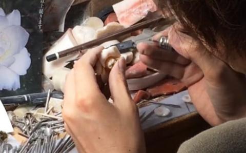 白サンゴのデザインピアス［K18アメリカンピアス］