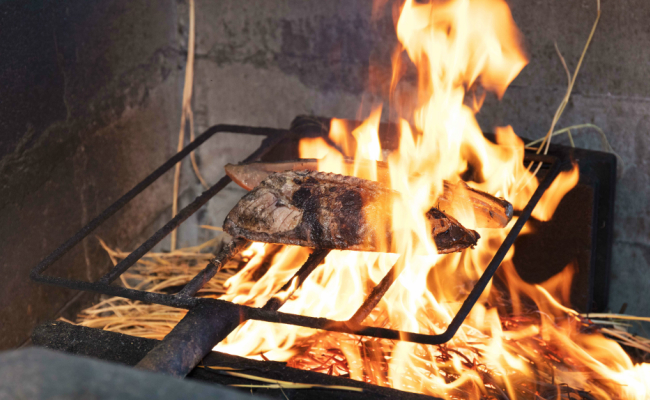 【奇数月6回定期便】厳選かつおの完全わら焼きたたき 1回あたり2節 恋人の聖地グルメ甲子園で５位！  (室戸海洋深層水の塩付き) かつおのたたき カツオのたたき 鰹 カツオ たたき 海鮮 冷凍 送料無料 kr013