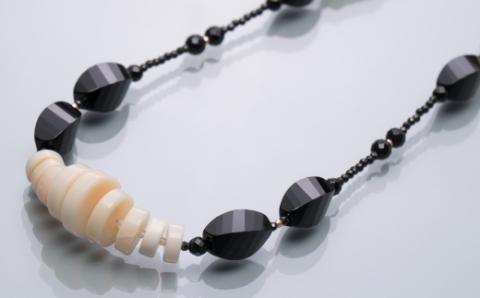 白サンゴ・オニキスのデザインネックレス【ロング】