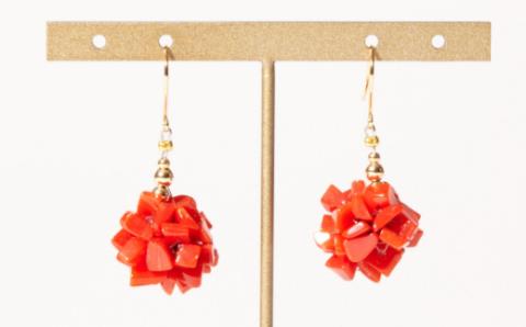 血赤サンゴのデザインピアス［K18アメリカンピアス］