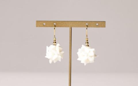 白サンゴのデザインピアス［K18アメリカンピアス］