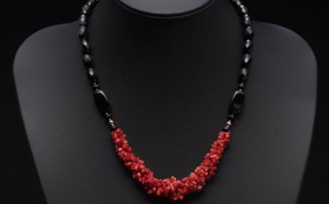 赤サンゴ・オニキスのデザインネックレス【天然宝石サンゴ】