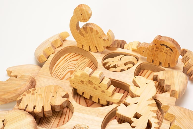 【木のおもちゃ】かくれんぼパズル きょうりゅう 名入れ可能