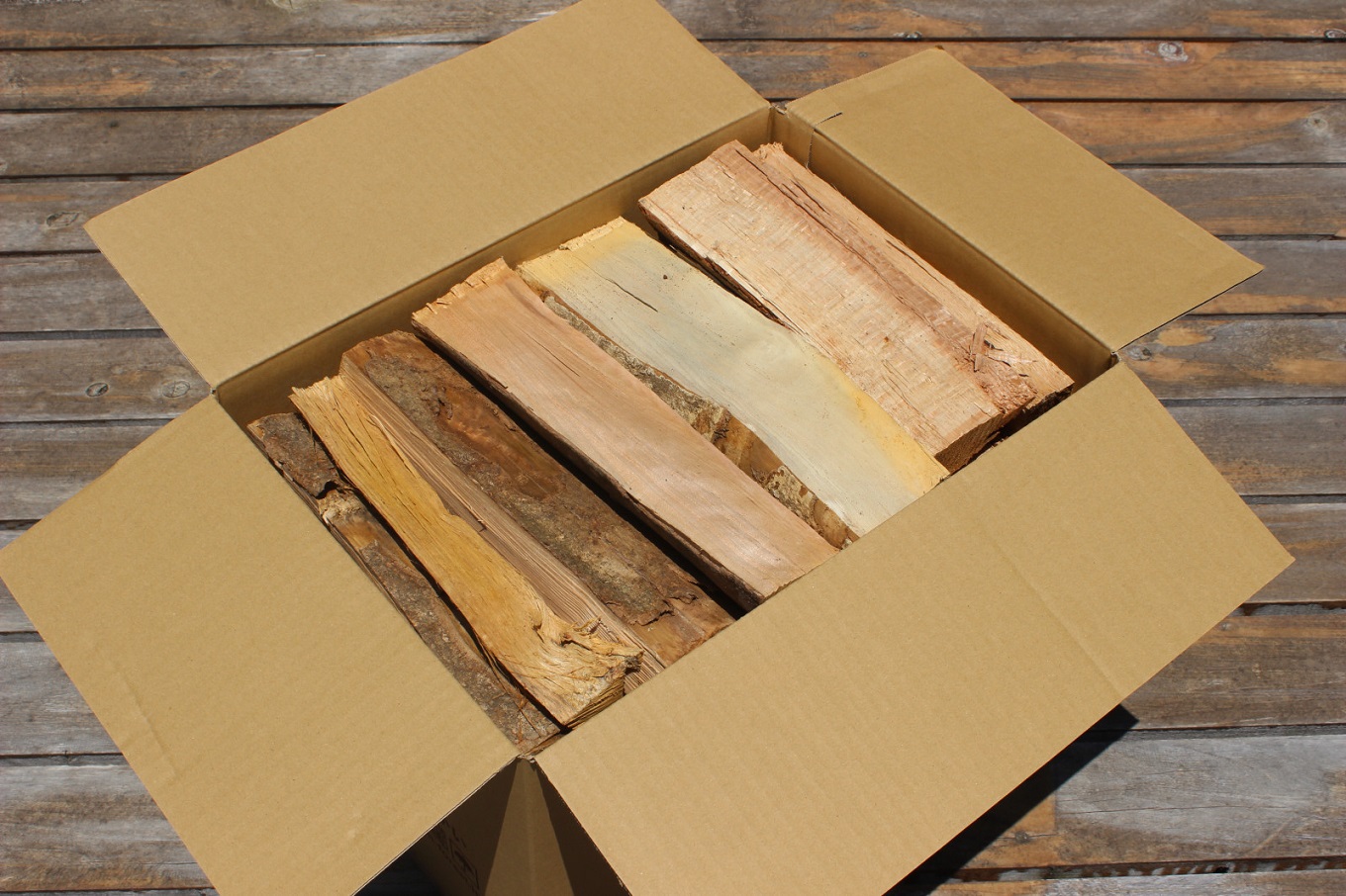 黒潮薪 5箱 約85kg アウトドア キャンプ まき 薪 焚き火 たき火  木 広葉樹 ストーブ 暖炉 バーベキュー 木材 シイ カシ 冬 国産 備蓄 災害備品 防災 備蓄用 高知県 安芸市