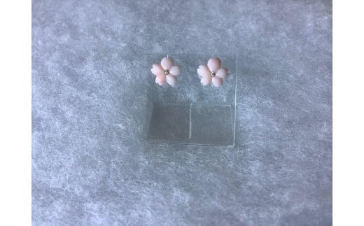 桜ドロップ　ピアス／ヒメサンゴ