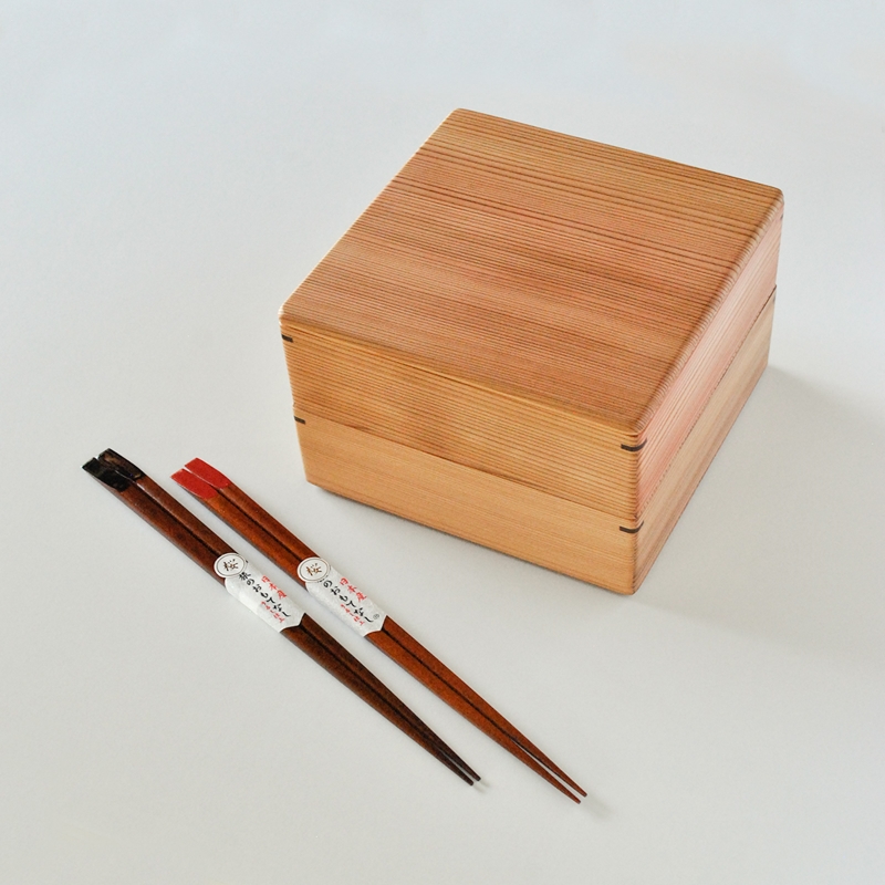 古代杉の重箱２段と桜の取り箸２本 セット TR111 重箱 お弁当箱 お箸 はし 箸入れ 箸箱 セット 国産 桜 さくら サクラ 古代杉 本漆塗り 加工 土佐龍 日用品 調理 料理 食事 高知県 須崎市 【木の料理人】