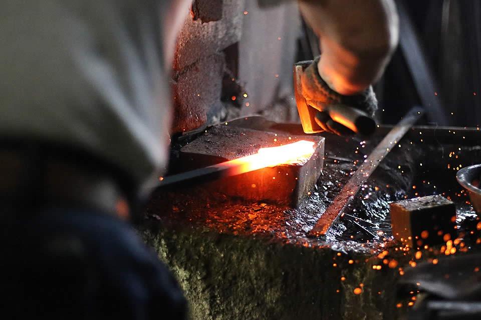 【 土佐打ち刃物 】 万能 包丁 18cm 青紙２号 牛刀型 迫田刃物 鍛冶職人 プロ 日用品 キッチン 用品 牛刀包丁 ほうちょう 包丁 須崎 高知 万能 包丁 18cm 青紙２号 牛刀型