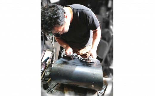 郵便 ポスト 鉄製 アイアンポスト 縁結び黒の葡萄 切り株台付き ハンドメイド 受注生産 オーダーメイド 新築祝い お祝い 贈り物 ON007