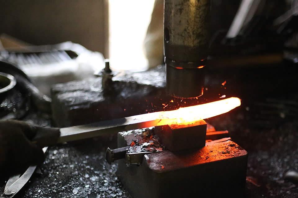 【 土佐打ち刃物 】 万能 包丁 18cm 青紙２号 牛刀型 迫田刃物 鍛冶職人 プロ 日用品 キッチン 用品 牛刀包丁 ほうちょう 包丁 須崎 高知 万能 包丁 18cm 青紙２号 牛刀型