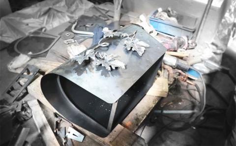 アイアンポスト【繁栄の青い葡萄】切り株台付き【ネーム入り】 【おしゃれ】