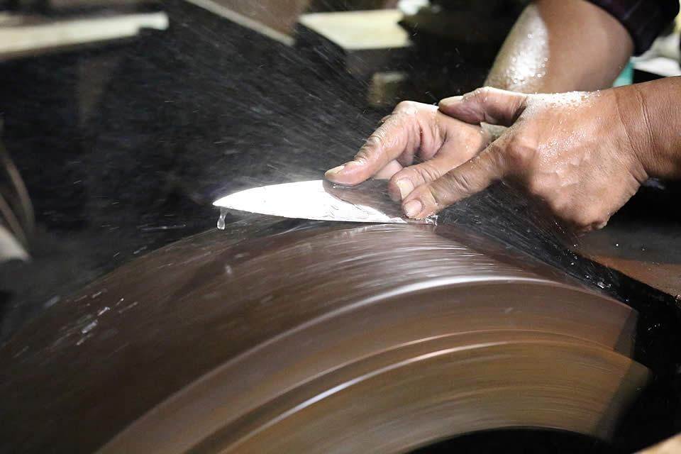 【 土佐打ち刃物 】 万能 包丁 18cm 青紙２号 牛刀型 迫田刃物 鍛冶職人 プロ 日用品 キッチン 用品 牛刀包丁 ほうちょう 包丁 須崎 高知 万能 包丁 18cm 青紙２号 牛刀型