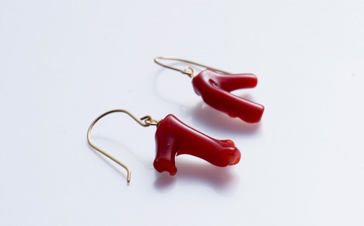 赤サンゴ枝ピアス フックタイプ【チタン】お守り袋付 【高知】