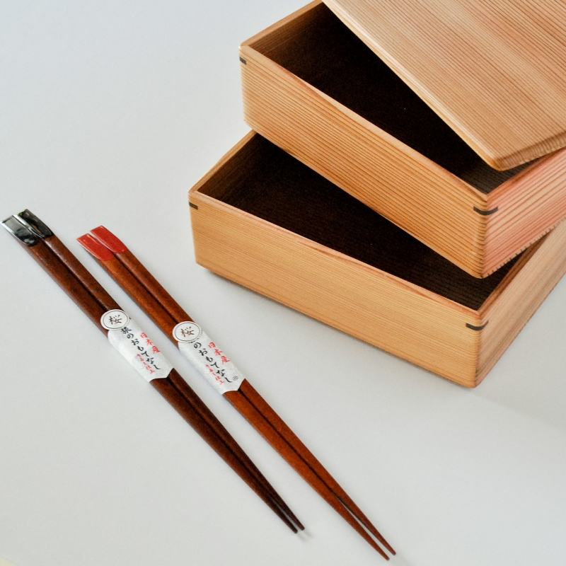 古代杉の重箱２段と桜の取り箸２本 セット TR111 重箱 お弁当箱 お箸 はし 箸入れ 箸箱 セット 国産 桜 さくら サクラ 古代杉 本漆塗り 加工 土佐龍 日用品 調理 料理 食事 高知県 須崎市 【木の料理人】