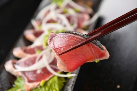 一本釣り漁師歴40年の職人技！かつおのたたき・ポン酢セット400g（1～2節）藁焼き 本場　高知　土佐　鰹　カツオ　タタキ　わら焼き　ぽん酢　冷凍【R00351】