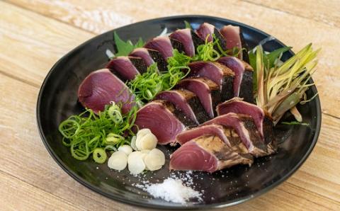 土佐の藁焼き 生カツオのたたき ２節（計約700g）漁師町伝統タレ・にんにく・ネギ付（大）鰹 かつお 刺身 タタキ おつまみ おかず 惣菜 新鮮 海鮮 魚介 真空【R00516】