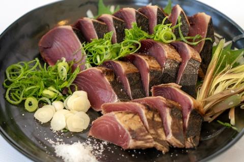 【通常の2倍量】土佐の藁焼き カツオのたたき 冷凍 ３～４節（計1.4kg以上～）漁師町伝統タレ・にんにく・ネギ付 鰹 かつお 刺身 タタキ おつまみ おかず 惣菜 新鮮 海鮮 魚介【R00550】