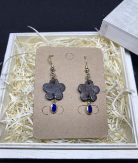 鹿革と瑠璃のピアス（梅花）革小物 レザー レザークラフト フックピアス アクセサリー ラピスラズリ ゴールドフィルド 真鍮 瑠璃 自家製鹿革 植物タンニン【R00615】