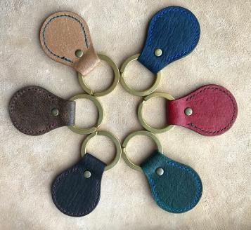 鹿革と真鍮のキーホルダー【紺】革小物 革製品 レザー ハンドメイド レザークラフト キーリング 鍵 メンズ小物 父の日 アクセサリー　おしゃれ 金属 ギフト プレゼント【R00300】