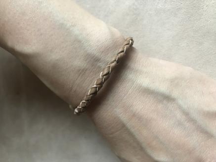 鹿角ビーズ付 鹿革ブレスレット 【選べるデザイン 銀面仕上げ/磨き床面仕上げ】革小物 革 かわ レザー アクセサリー 送料無料 高知 高知県 ギフト ふるさとのうぜい 故郷納税 返礼品【R00305】