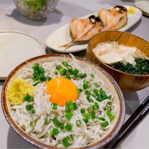 浜口海産物店のちりめんじゃこ（140ｇ× 6袋）総量840g 満腹セット シラス 無添加 釜揚げ しらす丼 ちりめん丼 天日干し しらす丼 新鮮 海鮮 天然 カルシウム おつまみ 魚 こども 健康 送料無料 冷凍配送 小分け 個包装【R01079】