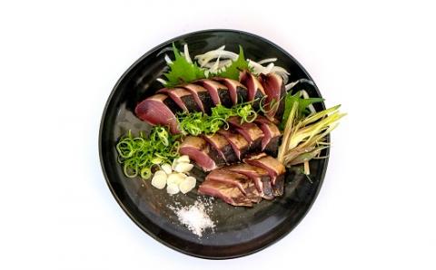 土佐の藁焼き 生カツオのたたき ２節（計約700g）漁師町伝統タレ・にんにく・ネギ付（大）鰹 かつお 刺身 タタキ おつまみ おかず 惣菜 新鮮 海鮮 魚介 真空【R00516】