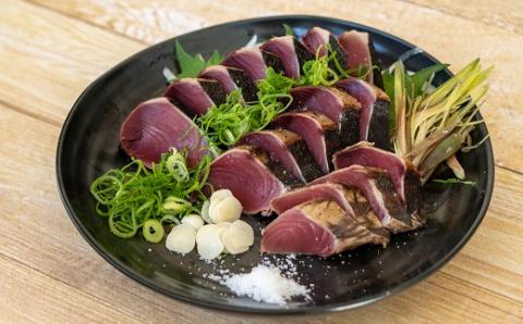 薬味付き 藁焼き カツオのたたき（１節）×ウツボのたたき（１P）食べ比べ Wセット 冷凍 刺身 さしみ 魚介 海鮮 おかず 惣菜 鰹 かつお タタキ うつぼ 淡白 珍味 新鮮 食品 冷凍 配送【R00525】