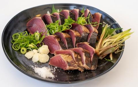 【通常の2倍量】土佐の藁焼き カツオのたたき 冷凍 ３～４節（計1.4kg以上～）漁師町伝統タレ・にんにく・ネギ付 鰹 かつお 刺身 タタキ おつまみ おかず 惣菜 新鮮 海鮮 魚介【R00550】