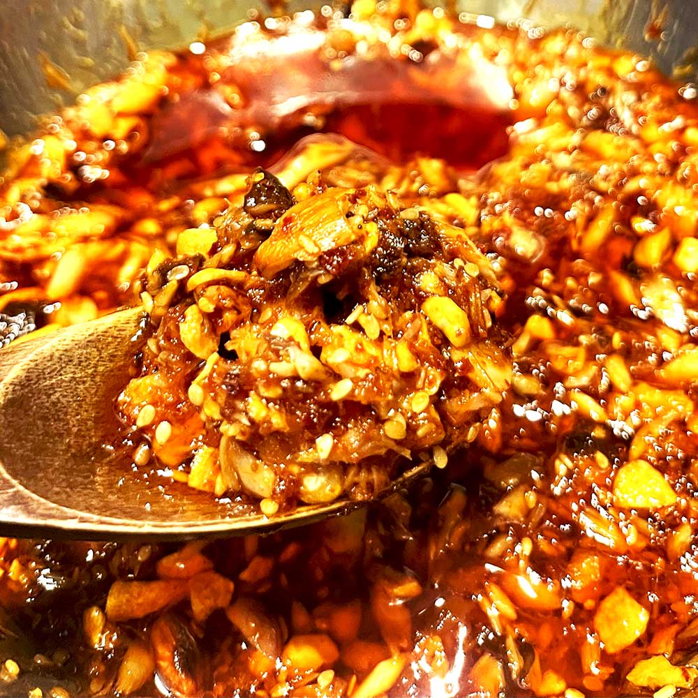 干物屋が作った食べるサバらー油 70g×3袋セット ラー油 調味料 さば 鯖 おかず ご飯のお供 具沢山おかず 万能調味料 ふりかけ 辣油 辛さ控えめ ちょっぴり辛い 食感【R01377】