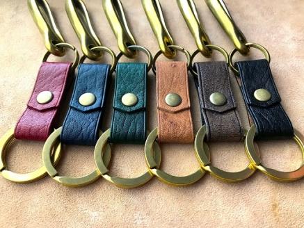 鹿革と真鍮のベルトフックキーホルダー【赤】革小物 レザー キーリング 革製品 ハンドメイド レザークラフト レッド アクセサリー お洒落 おしゃれ 植物タンニン ギフト プレゼント【R00463】