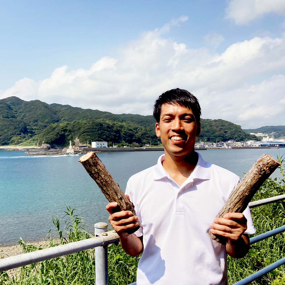 ウバメガシ極太薪 10kg 直径約10cm 最低4本保証 うばめがし まき 焚き火 たきび キャンプ 薪ストーブ 暖炉 囲炉裏 アウトドア バーベキュー BBQ 災害備蓄 防災グッズ 広葉樹 木材 燃料 国産【R01658】
