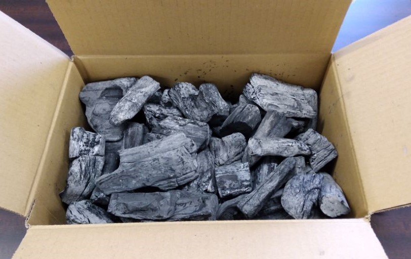 【定期便】土佐備長炭 1箱4kg×6回 ウバメガシ 姥目樫 木炭 キャンプ アウトドア バーベキュー BBQ 七輪 炭火焼き 防災グッズ ストーブ 囲炉裏 インテリア 除湿 消臭 国産【J00183】