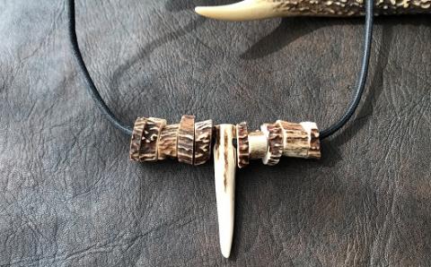 鹿角の不揃いビーズネックレス【黒】鹿 シカ ペンダント アクセサリー エスニック 小物 ハンドメイド 手作り エキゾチック 民族風 奇抜 派手 おしゃれ お洒落 ファッション 狩猟【R00265】