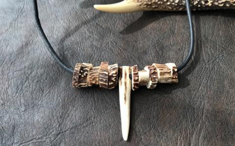 鹿角の不揃いビーズネックレス【紺】鹿 シカ ペンダント アクセサリー エスニック 小物 ハンドメイド 手作り エキゾチック 民族風 奇抜 派手 おしゃれ お洒落 ファッション 狩猟【R00266】