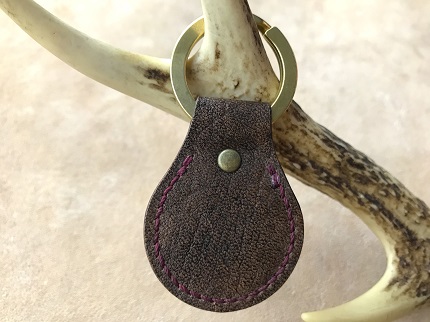 鹿革と真鍮のキーホルダー【焦茶】革小物 革製品 レザー ハンドメイド レザークラフト キーリング 鍵 メンズ小物 父の日 アクセサリー おしゃれ 金属 ギフト プレゼント【R00301】