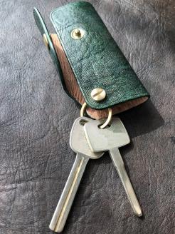 鹿革のキーケース（スピーディー振り出し式）【深緑】鍵ケース 革小物 革製品 レザー ハンドメイド レザークラフト キーリング アクセサリー お洒落 金属 ギフト 25000円【R00555】