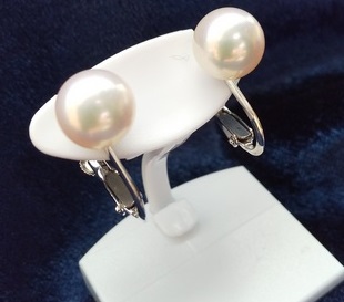 あこや本真珠のイヤリング（8mm珠・スタッドタイプ・ホワイトピンク