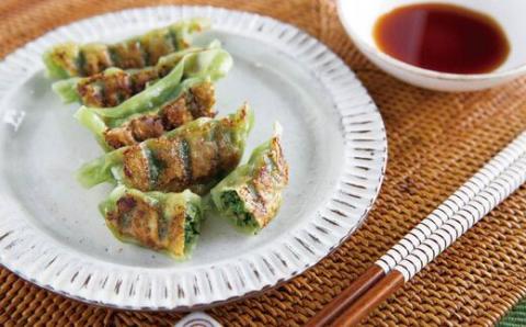 家(うち)に来る“高知” ジューシーな具をぎっしり詰めた手づくり!!　四万十ひすい餃子（8ケ入×8パック）・たれ付き　にんにく不使用！R5-1025