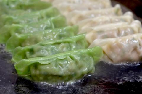 家(うち)に来る“高知” ジューシーな具をぎっしり詰めた手づくり!!　四万十ひすい餃子・一本釣りかつお餃子（8ヶ×4パック×2種）　タレ付き　　にんにく不使用！R5-014