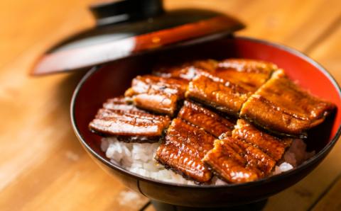 【6回定期便】お楽しみ企画 6ヵ月連続＜四万十食品＞うなぎ蒲焼 長焼2尾／ＢＣ．R6-1060