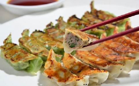 【3回定期便】家(うち)に来る“高知” ジューシーな具をぎっしり詰めた手づくり!!　四万十ひすい餃子・一本釣りかつお餃子（8ヶ×4パック×2種）・たれ付き　にんにく不使用！R6-1027