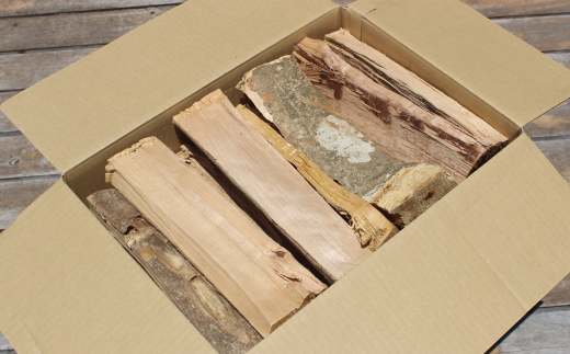 【 数量限定 】 薪ストーブ や アウトドア に！黒潮薪本舗の 黒潮薪 1箱 約17kg 薪 まき 焚き火 たき火 木 広葉樹 暖炉 キャンプ バーベキュー 木材 シイ カシ 国産 高知 四万十 しまんと【発送期間：2025年8月～2026年3月31日まで