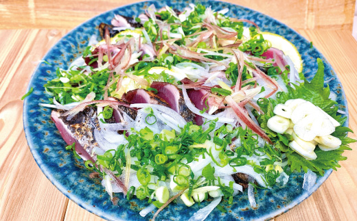 魚市場 の目利きが 厳選 本場 高知 の カツオのタタキ 約1kg（ スライス済み タレ付き 血合い抜き ） 冷凍 海鮮 海の幸 魚 魚介 かつお カツオ 鰹 たたき タタキ グルメ 新鮮 ごちそう おかず 高知県 四万十市 四万十 しまんと