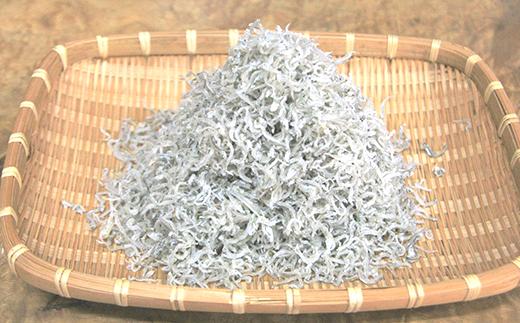 【 12回 定期便 】 土佐黒潮 こだわり の ちりめんじゃこ 560g 合計 6.72kg 毎月届く 冷凍 小分け 便利 無添加 無着色 国産 小魚 魚介 海産物 グルメ お取り寄せ 560g×12回配送（計6.72kg）