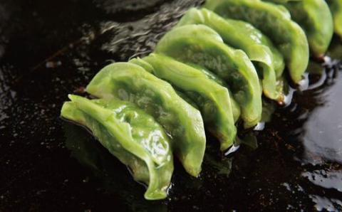 家(うち)に来る“高知” ジューシーな具をぎっしり詰めた手づくり!!　四万十ひすい餃子（8ケ入×4パック）・たれ付き　にんにく不使用！R5-1024