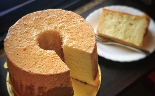 シフォンケーキ プレーン 1ホール 20cm 喫茶ウオッチ こだわり 卵 冷蔵 冷蔵便 クール便 てづくり 手作り 喫茶店 ふわふわ しっとり ケーキ 菓子 お菓子 スイーツ スウィーツ 人気 リピーター お取り寄せ 高知 四万十 しまんと